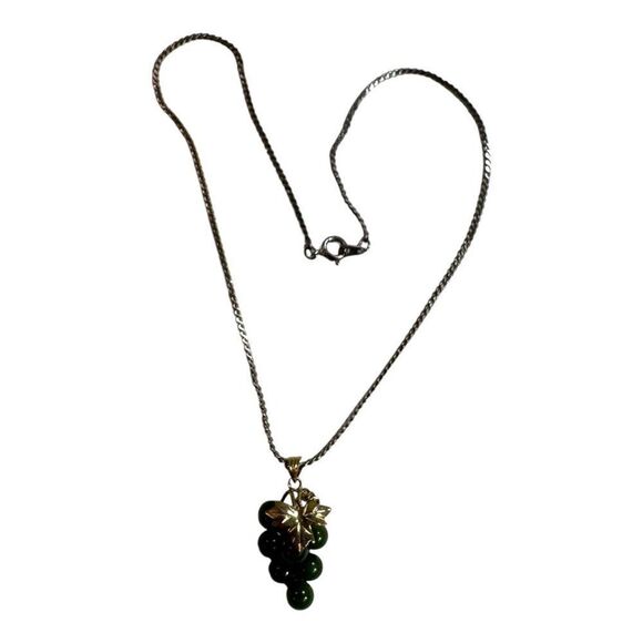 Vintage Gold Tone Necklace With Green Jade Gemstone Grape Cluster Pendant 15" - Picture 3 of 6